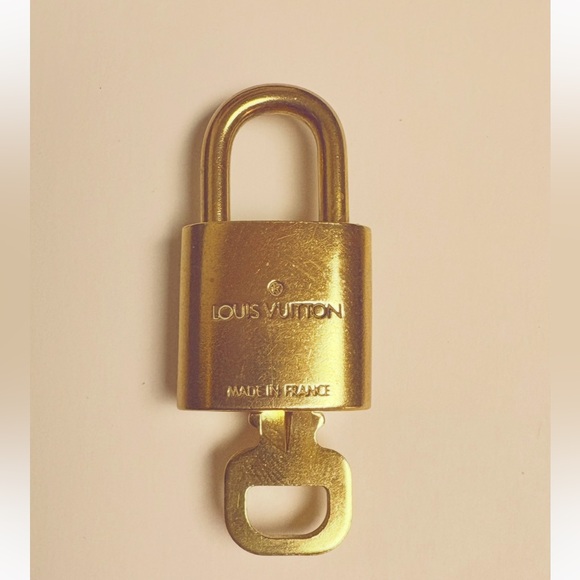 Luxurious Authentic Louis Vuitton Gold Padlock Key Necklace Complimentary - Picture 11 of 11